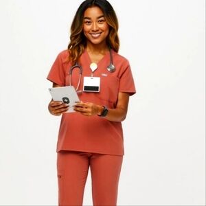 XXS Figs Catarina One pocket scrub top Terracotta